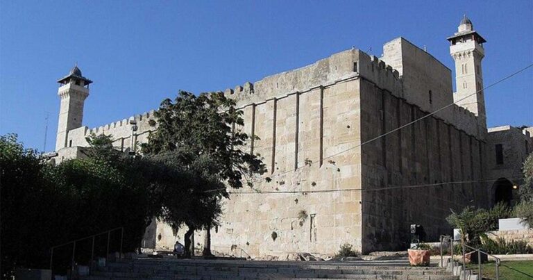 The Cave of Hebron today. Do the Biblical Patriarchs truly lie buried beneath? Source: Djampa / CC BY-SA 4.0.