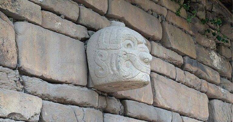 A colossal stone head at Chavin de Huantar depicting a man turning into a jaguar (PsamatheM / CC BY-SA 4.0)
