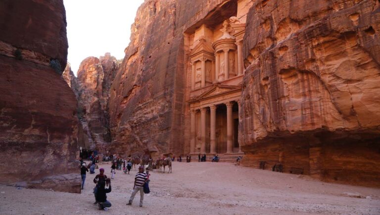 Al Khazneh in Petra: the tomb has been discovered in the “courtyard” area in the foreground. Source: Adeeb Atwan / CC BY 3.0.