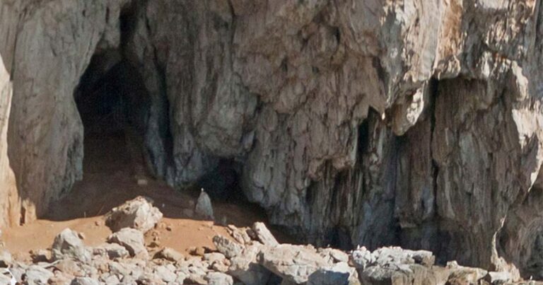 Vanguard Cave, part of the UNESCO Gorham’s Cave complex, holds a secret: neanderthals built a hearth within for making glue, 65,000 years ago. Source: Gipmetal77; Victuallers / CC BY-SA 3.0.