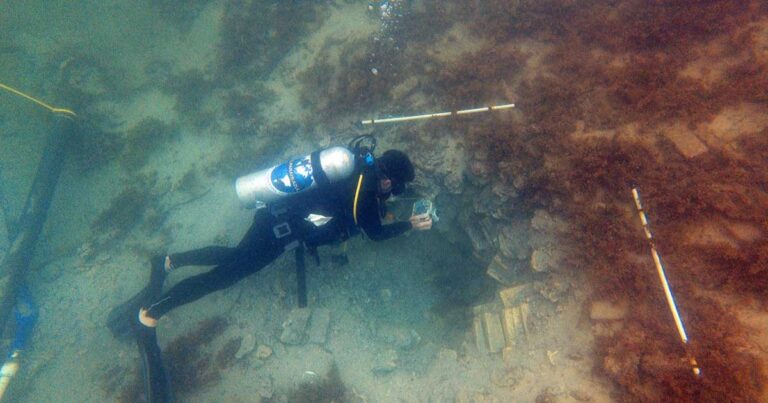 Marine archaeologist Andreas Kallmeyer Bloch from the National Museum of Denmark documents the excavation of the shipwreck in Costa Rica. SOURCE: John Fhær Engedal Nissen/The National Museum of Denmark