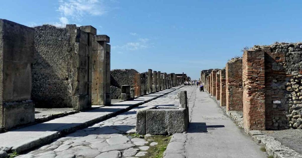 Main street in Pompeii (CC BY 3.0)