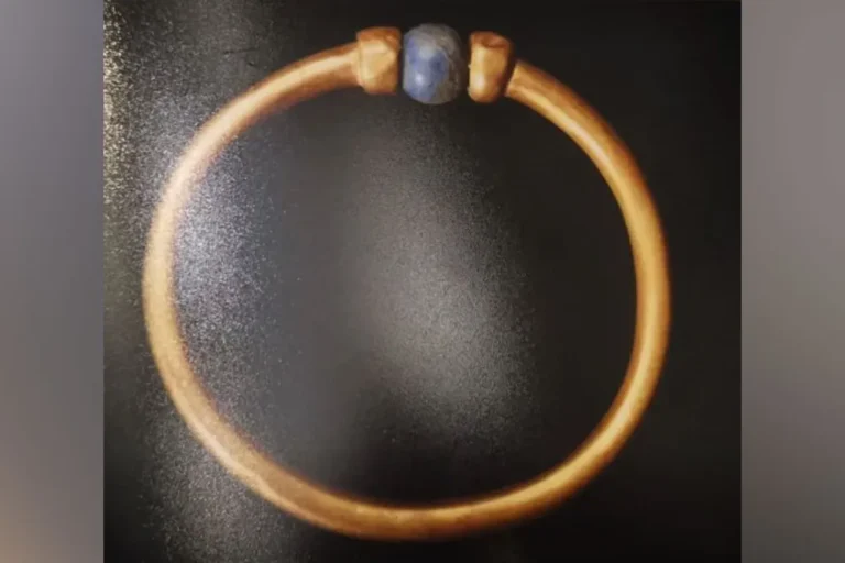 The bracelet was taken by a staffer at the Egyptian Museum in Cairo. Egyptian Ministry of Tourism and Antiquities