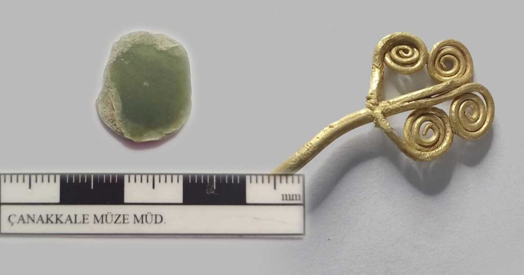 Jade and gold brooch. Source: Turkish Ministry of Culture and Tourism